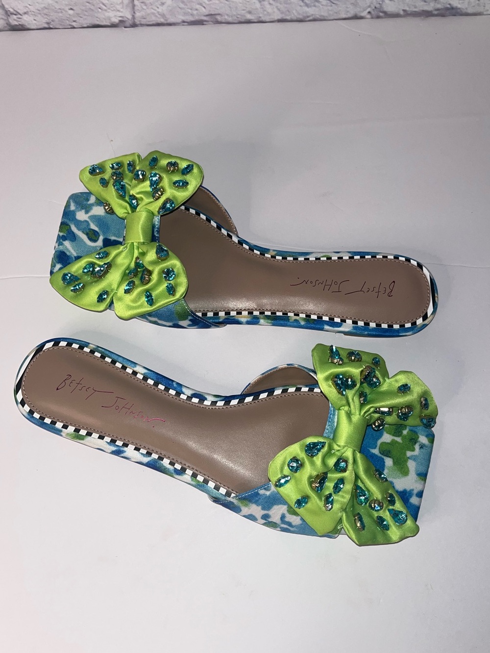 Betsey Johnson sandals/slides DAIS03S5. DAISYY-R. BLUE MULTI women’s size 10